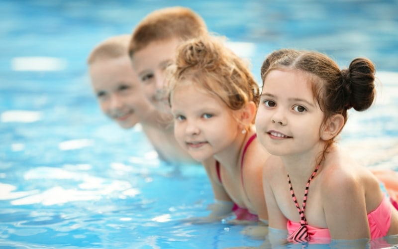 Clases de natación para niños y niñas